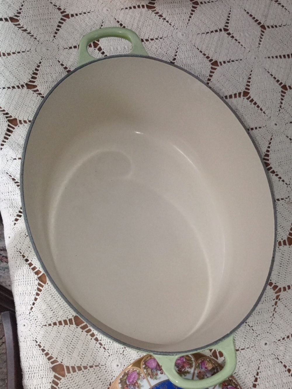 Le Creuset Kiwi Green Enameled Cast Iron Dutch Oven with Black Knob 35 Oval - Picture 4 of 5